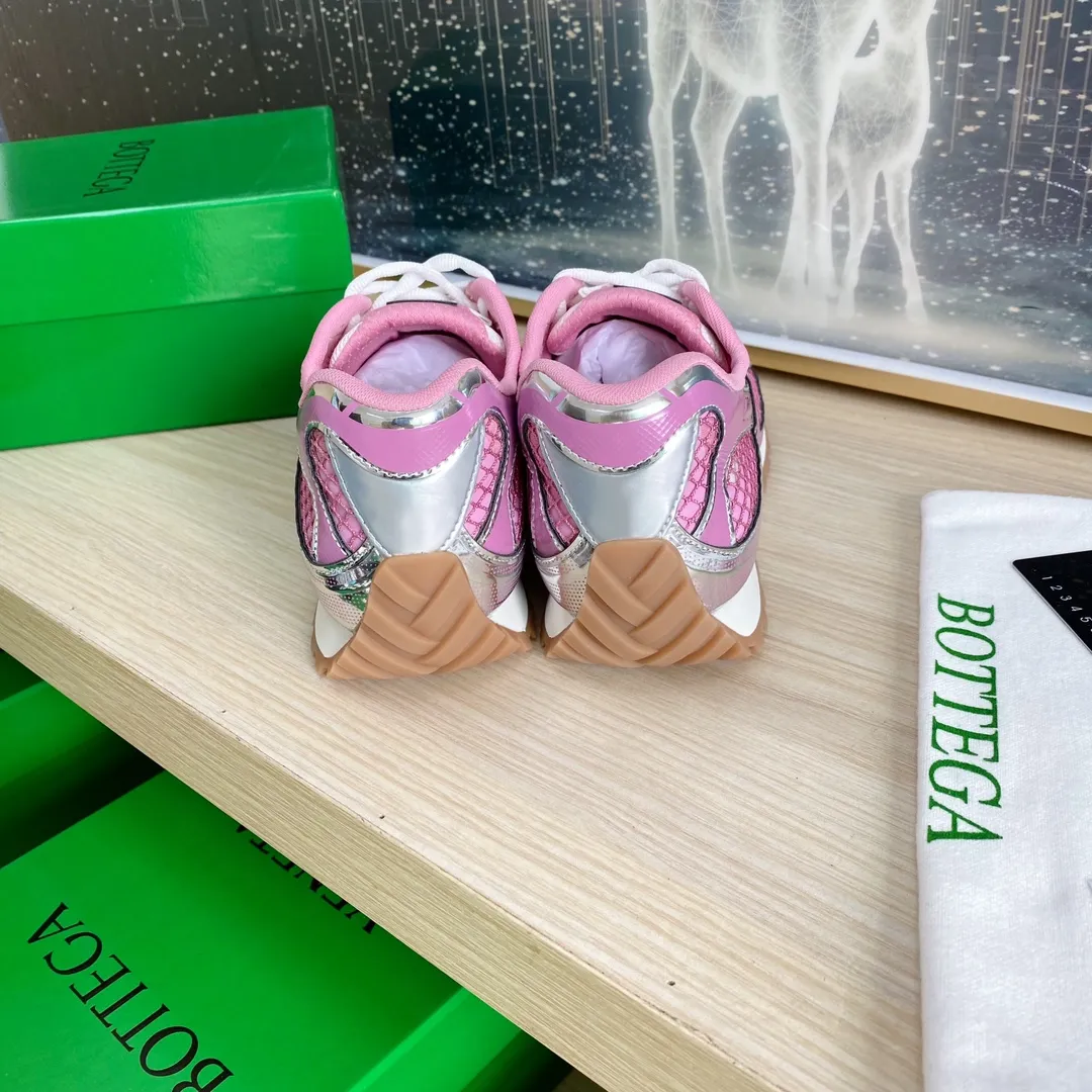 p620🐮🐮High-end version, the original 1:1 couple style new model is on the shelves🔥BV Orbit sneakers Wang Yibo's same style couple's Dad Runner sneakers, made of lightweight technical mesh fabric. Features a geometric patterned rubber outsole. The outsole is made of color-blocked TPU outsole. Size: women’s shoes 35-40, men’s shoes 39-45.